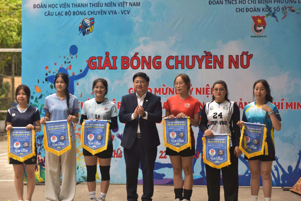 Đ/c Trịnh Minh Thái - Bí thư Đảng ủy Học viện Thanh thiếu niên Việt Nam trao cờ lưu niệm cho các đội tham gia