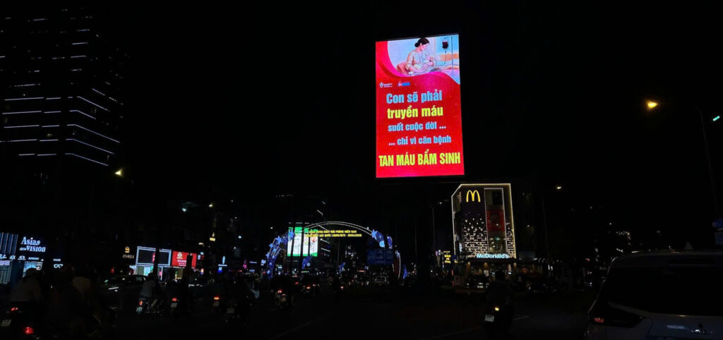 Thông điệp về phòng bệnh Tan máu bẩm sinh xuất hiện trên hệ thống màn hình LED tại các địa điểm công cộng trên toàn quốc