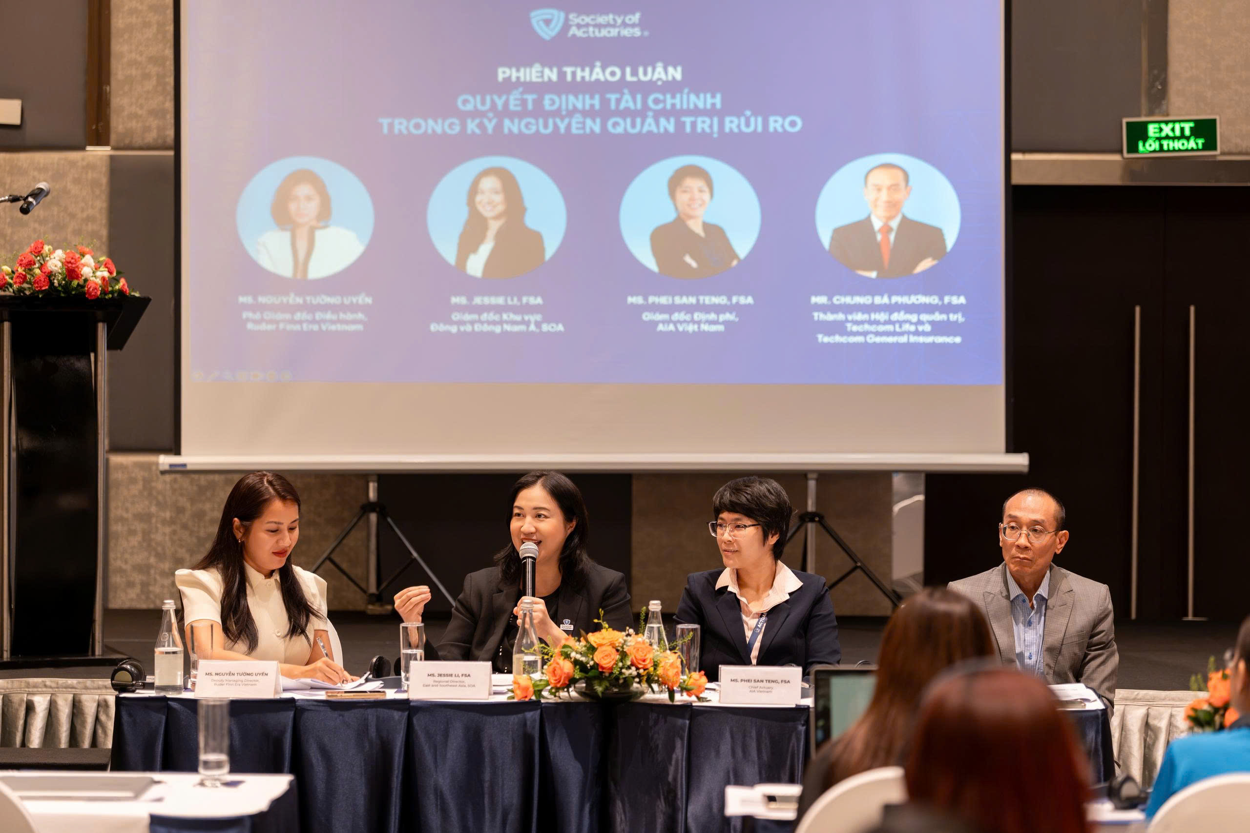 Các diễn giả tại phiên thảo luận "Quyết định tài chính trong kỷ nguyên quản trị rủi ro" do Hiệp hội Định phí Bảo hiểm Hoa Kỳ (SOA) tổ chức tại TP.HCM ngày 21/9/2026. (Từ trái sang: Bà Nguyễn Tường Uyên – Phó Giám đốc Điều hành Ruder Finn Era Vietnam; Bà Jessie Li, FSA – Giám đốc Khu vực Đông và Đông Nam Á SOA; Bà Phei San Teng, FSA – Giám đốc Định phí AIA Việt Nam; Ông Chung Bá Phương, FSA – Thành viên HĐQT Techcom Life và Techcom General Insurance).